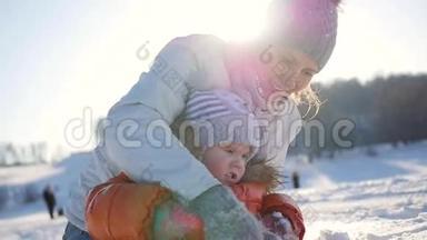 女孩在冬天<strong>阳光</strong>明媚的时候和<strong>宝宝</strong>玩。 双手紧握